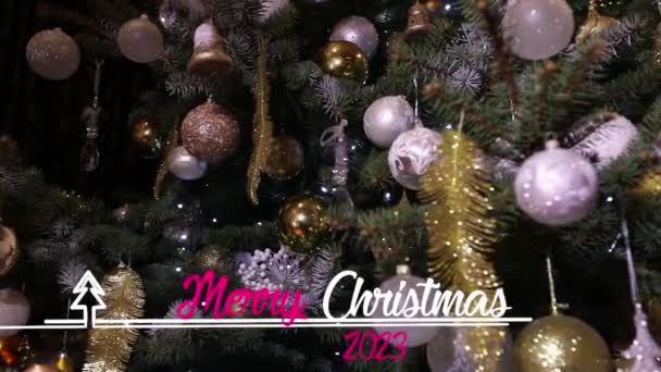 背景には2023年のクリスマスツリーがあります 新年の幸せ2023背景に暖炉を燃焼します 暖炉やクリスマスの装飾の背景に幸せな新年2023 — ストック動画