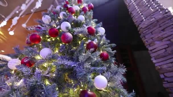 Kerst Boom Close Close Van Versieringen Aan Kerstboom Stijlvolle Kerstboom — Stockvideo