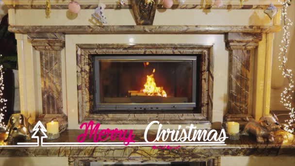 背景には2023年のクリスマスツリーがあります 新年の幸せ2023背景に暖炉を燃焼します 暖炉やクリスマスの装飾の背景に幸せな新年2023 — ストック動画