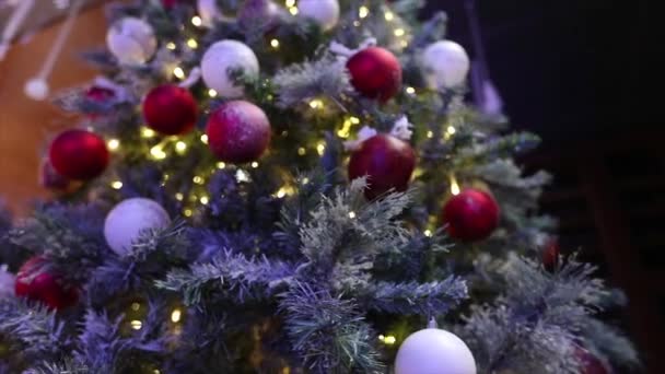 Kerst Boom Close Close Van Versieringen Aan Kerstboom Stijlvolle Kerstboom — Stockvideo