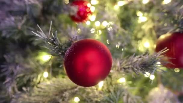 Rote Weihnachtskugel Großaufnahme Neujahrsschmuck — Stockvideo