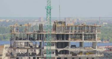 Çok katlı bir binanın şantiyesinde çalışıyorum. İşçiler ev inşa eder. Çok katlı bir binanın inşaatı.