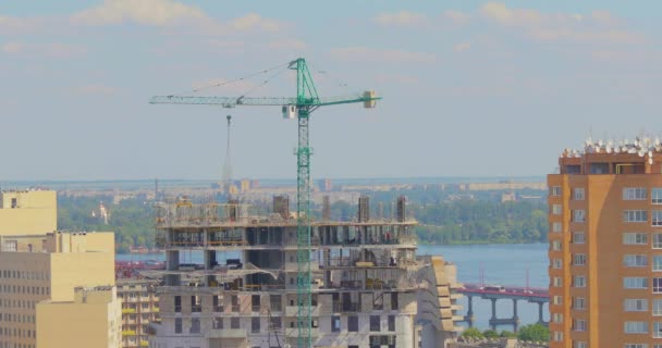 Lucrați Șantierul Construcție Unei Clădiri Mai Multe Etaje Muncitorii Construiesc — Videoclip de stoc