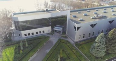 Siyah pencereli modern ofis binası. Siyah pencereli, hava manzaralı modern bir binanın dışı..