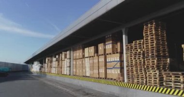 Depoda bir sürü numara var, modern endüstriyel bir dış cephe, kutularla dolu büyük bir modern depo, güzel bir modern depo..