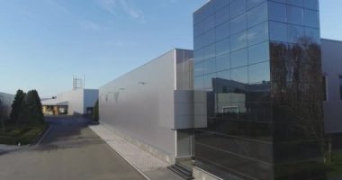 Modern bir binanın ön cephesi, modern bir binanın dış cephesinde siyah camlar..