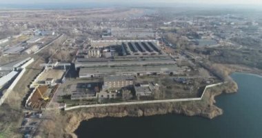 Modern işletmelerle sanayi bölgesini kapsıyor. Modern bir fabrikanın üzerinden uçuyor..