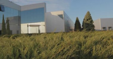 Modern bir fabrikanın inşası, modern bir ofis veya fabrika binasının dışı..