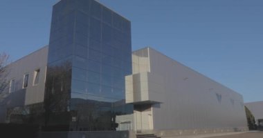 Modern bir fabrikanın inşası, modern bir ofis veya fabrika binasının dışı..