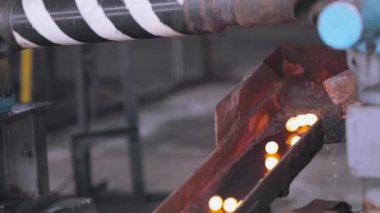 Öğütücü toplar, ezici üretim için toplar, değirmenlerdeki toplar.