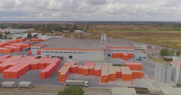 Moderne Fabrik Luftaufnahme Viele Produkte Orangefarbenen Boxen Der Nähe Der — Stockvideo