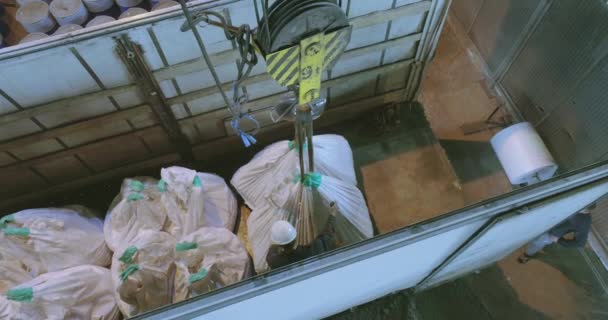 Żuraw Podnosi Dużą Torbę Dźwig Dźwigarów Zakładzie Produkcyjnym Podnosi Ciężkie — Wideo stockowe