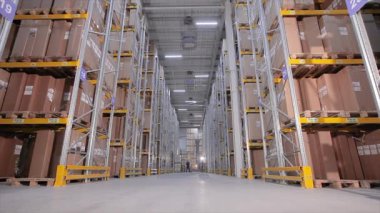 Büyük, modern bir depo, modern bir depodaki insanlar, endüstriyel iç mekan..