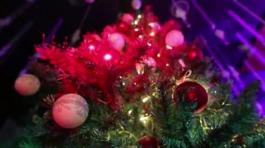 Noel ağacına yakın çekim. Noel ağacındaki süslemelerin yakın çekimi. Şık Noel ağacı.