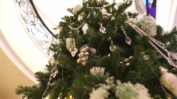 Χριστουγεννιάτικο Δέντρο Από Κοντά Κοντινό Πλάνο Διακοσμήσεων Στο Χριστουγεννιάτικο Δέντρο — Αρχείο Βίντεο