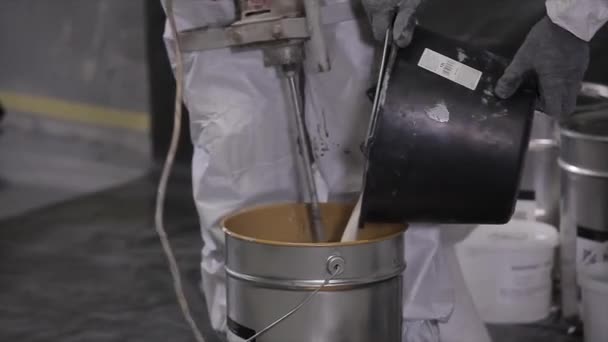 Builder Stirs Building Mixture Bucket Construction Worker Stirs Cement Mixture — Stok video