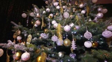 Noel ağacına yakın çekim. Noel ağacındaki süslemelerin yakın çekimi. Şık Noel ağacı.
