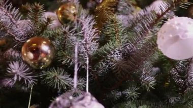 Noel ağacına yakın çekim. Noel ağacındaki süslemelerin yakın çekimi. Şık Noel ağacı.