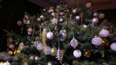 Noel ağacına yakın çekim. Noel ağacındaki süslemelerin yakın çekimi. Şık Noel ağacı.