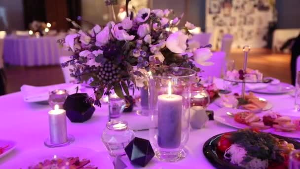 クリスマス休暇の夕食 美しく装飾されたクリスマスディナー 食品と新年の美しいテーブル — ストック動画