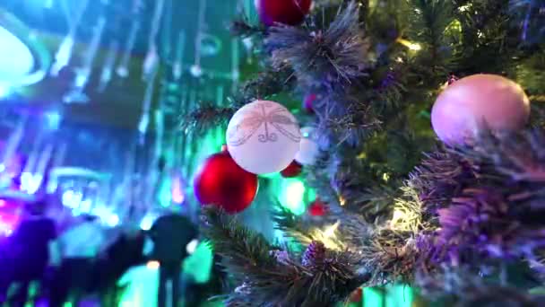 Kerstboom Met Bloemenslinger Ballen Kerst Boom Close Kerstsfeer — Stockvideo