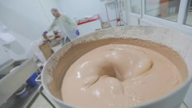 Waffle için hamur topluyorum. Waffle kabı pişirmek için hamur hazırlığı. Yiyecek üretimi. Fabrikada para kazanma süreci..