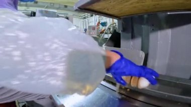 Taşıyıcı üzerinde çalışan bir işçi dondurma serer. Fabrikada dondurma üretimi. Taşıyıcı üzerinde çalış. Montaj hattında rutin çalışma.