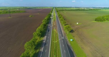 Akıllı bir otomatikleştirilmiş yolun görüntüsü. Arabada yapay zeka var. Modern akıllı yol kavramı. Güvenli yol.