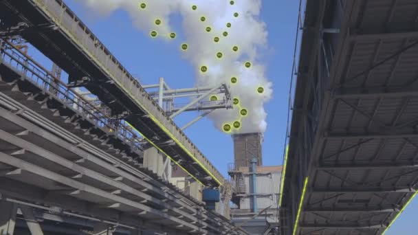 大気中への固体物質の放出 環境汚染の可視化 工場の煙突からの白い煙 有害成分の放出の可視化 — ストック動画