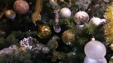 Noel ağacına yakın çekim. Noel ağacındaki süslemelerin yakın çekimi. Şık Noel ağacı.