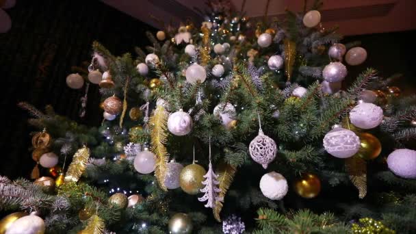 Noel Ağacına Yakın Çekim Noel Ağacındaki Süslemelerin Yakın Çekimi Şık — Stok video