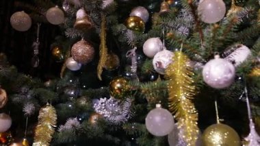Noel ağacına yakın çekim. Noel ağacındaki süslemelerin yakın çekimi. Şık Noel ağacı.