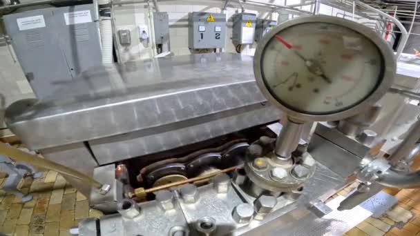 工場内の圧力計 産業用圧力計上の矢印の動き 産業用圧力計 — ストック動画