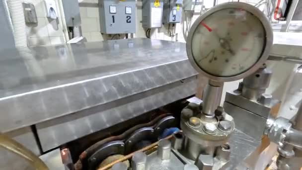 工厂中的压力表 工业压力表上的箭头运动 工业压力计 — 图库视频影像