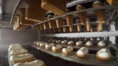 Dondurma üretimi. Otomatik dondurma üretimi. Otomatik dondurma üretim hattı.