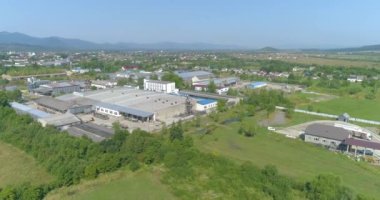 Büyük fabrika manzarası. Kırsal alan insansız hava aracı manzaralı modern bir bitki. Ekolojik olarak temiz bir bölgede büyük bir fabrika.