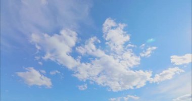 Gökyüzünde güzel bulutlar. Bulutların açık gökyüzündeki zamanı. Beyaz bulutlu mavi gökyüzü zaman aşımına uğradı.