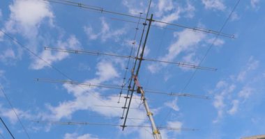 Gökyüzündeki bulutların arka planına karşı anten. Gökyüzüne karşı televizyon antanası.