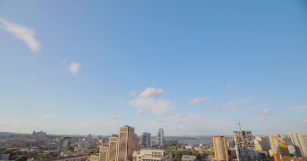 대도시 상공에서 시간에 구름의 도시를 아름다운 — 비디오