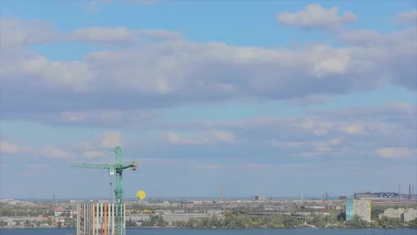 大きな都市の上に雲の時間経過 都市の時間の経過とともに美しい雲 — ストック動画