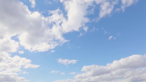 空の美しい雲 澄んだ空に雲のタイムラプス 白い雲の時間経過と青空 — ストック動画