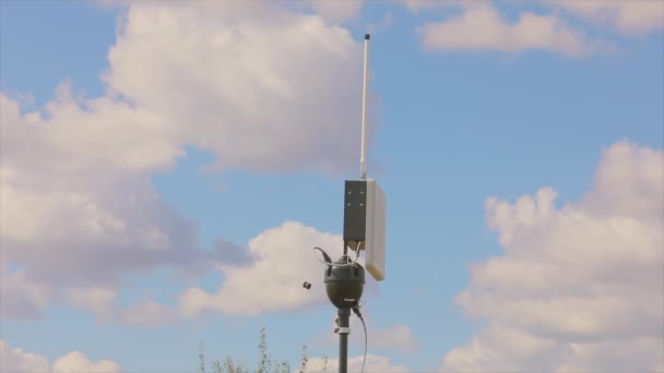 Uav地上アンテナ ドローンアンテナ Uavアンテナの回転 青い空に対するアンテナ — ストック動画