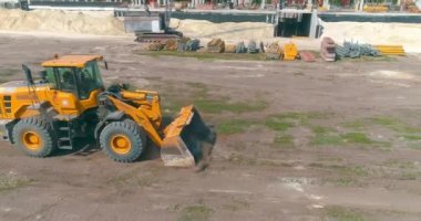 Grafikleri olan bir inşaat alanında modern buldozer. İnşaat endüstrisindeki modern teknolojilerin görselleştirilmesi. Modern buldozer, modern teknoloji görselleştirme.