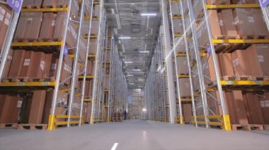 Depoda modern bir forklift. Modern teknolojilerin görselleştirilmesi. Grafikleri olan modern bir depoda forklift..