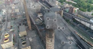 Atmosfere katı maddelerin salınımı. Çevresel kirlilik görselleştirme. Fabrika bacasından çıkan beyaz duman, tehlikeli bileşenlerin serbest bırakılmasını görselleştirme..