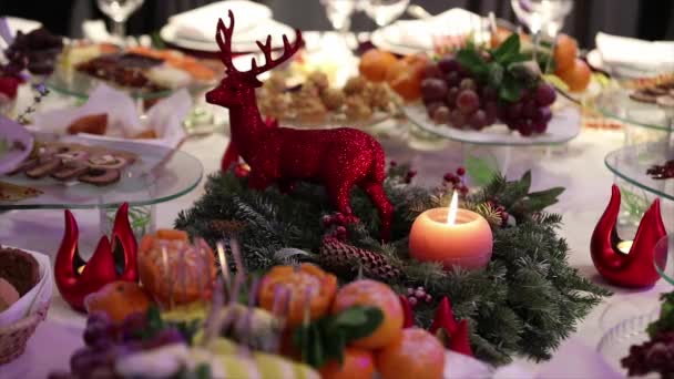크리스마스 아름답게 장식된 크리스마스 음식을 곁들인 새로워진 아름다운 — 비디오