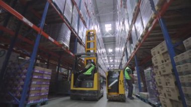 Modern forkliftte çalışan bir işçi. Büyük, modern bir depoda çalışıyorum. Modern bir depoda çalışma.