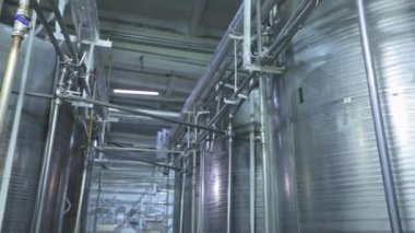 Gıda endüstrisindeki büyük konteynırlar. Dondurma endüstrisindeki parlak metal kaplar. Endüstriyel iç mekan. Gıda üretimi.