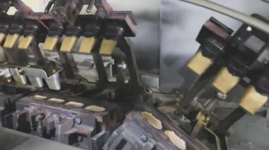 Waffle fincanı yapıyorum. Dondurma için gofret kabı üretimi. Waffle fincanı yakın plan.