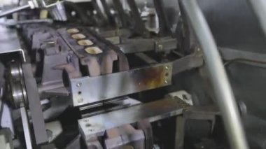 Gofret fincanı üretimi için konveyör hattı. Gofret fincanı üretimi için bir makine. Dondurma için gözleme kabı pişiriyorum.